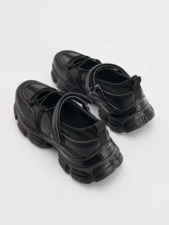 Czarne sneakersy z otwartym sznurowaniem