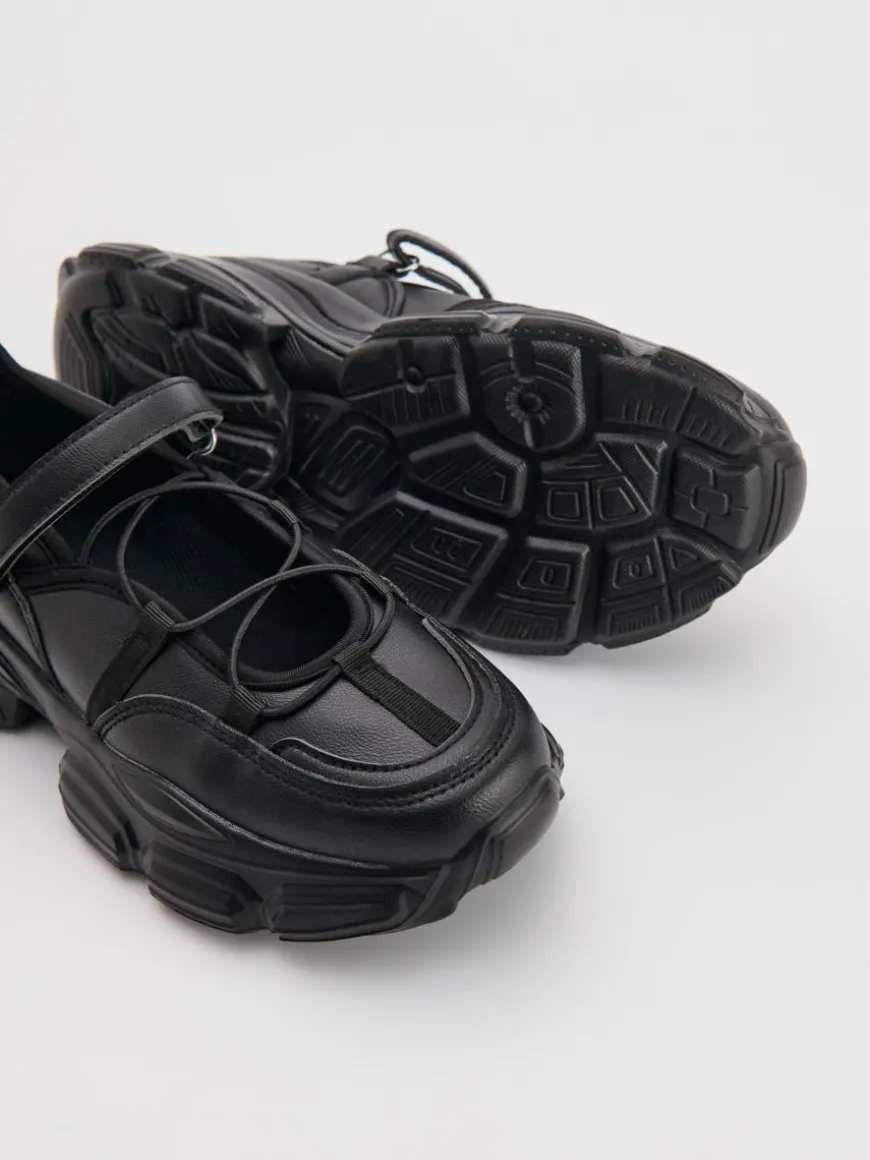 Czarne sneakersy z otwartym sznurowaniem