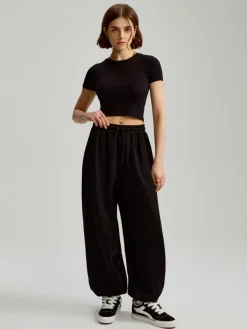 Czarne spodnie dresowe typu baggy z wysokim stanem