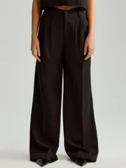 Czarne spodnie wide leg tailoring w paski