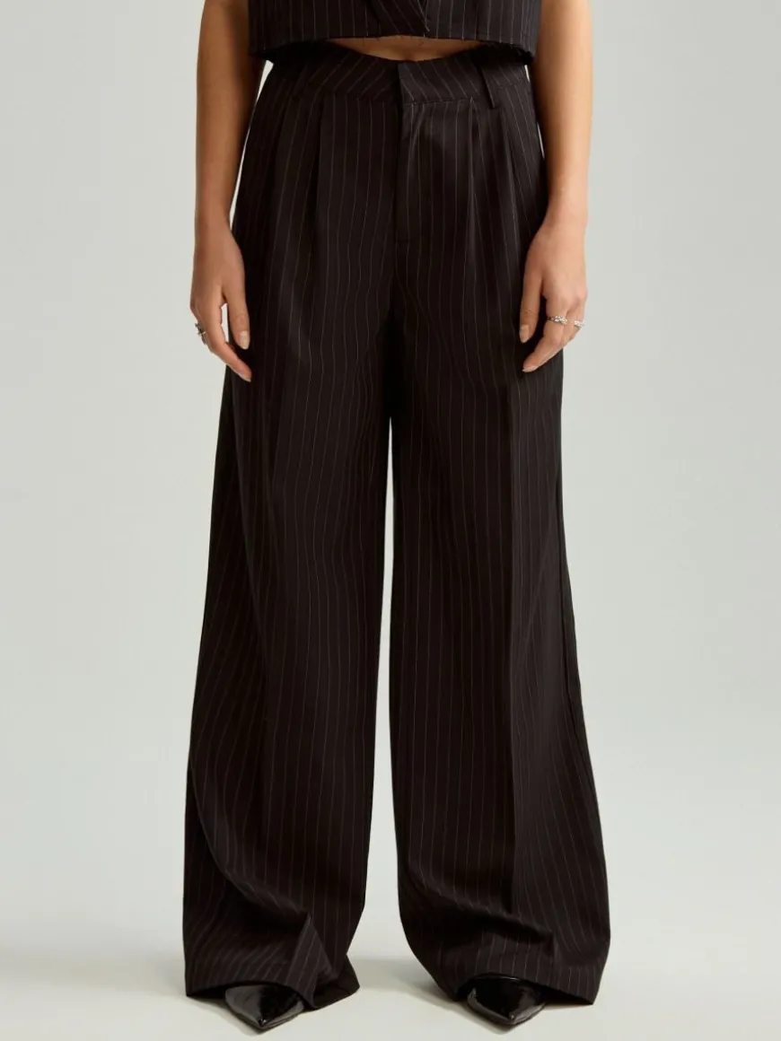Czarne spodnie wide leg tailoring w paski