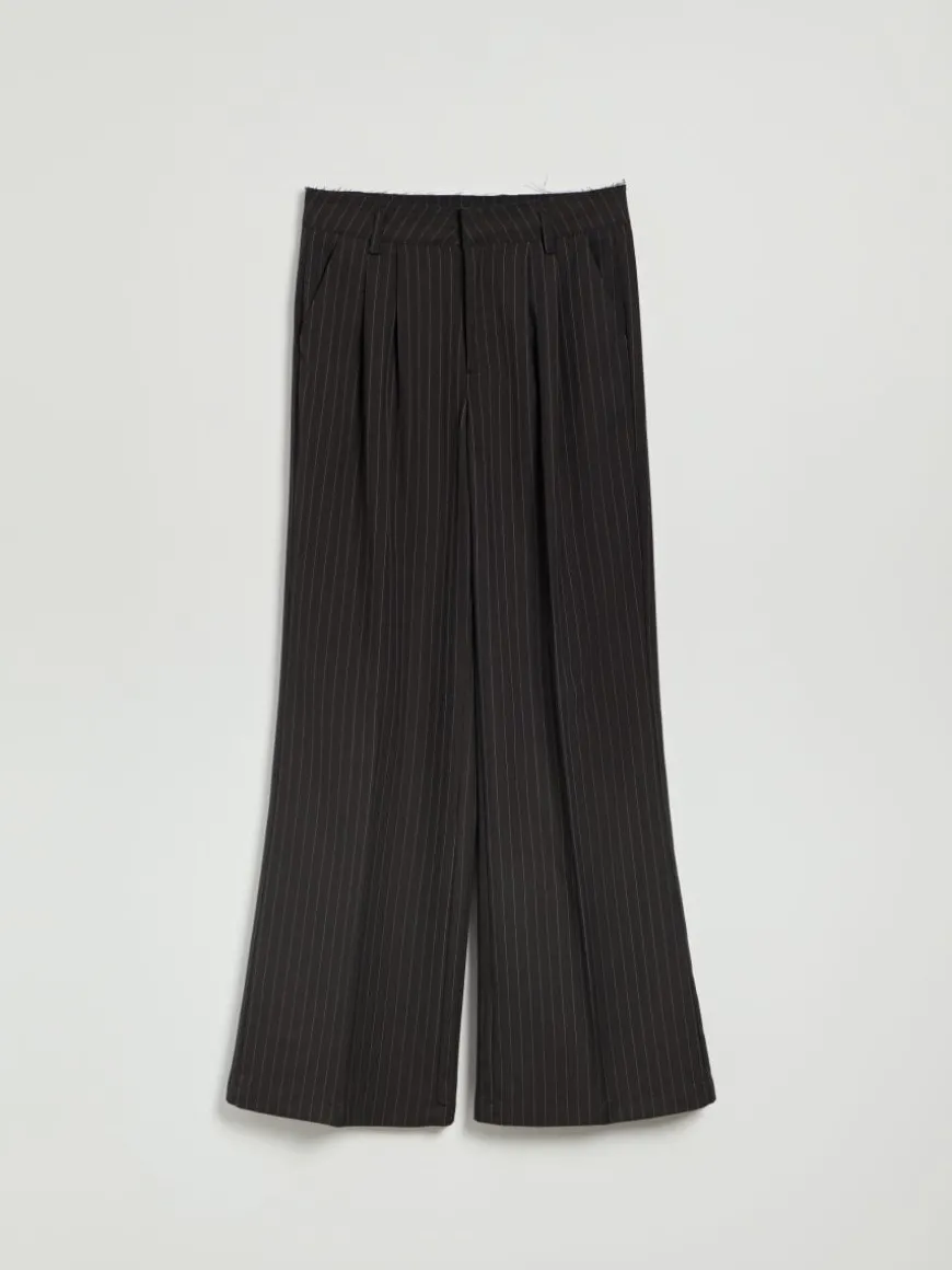 Czarne spodnie wide leg tailoring w paski
