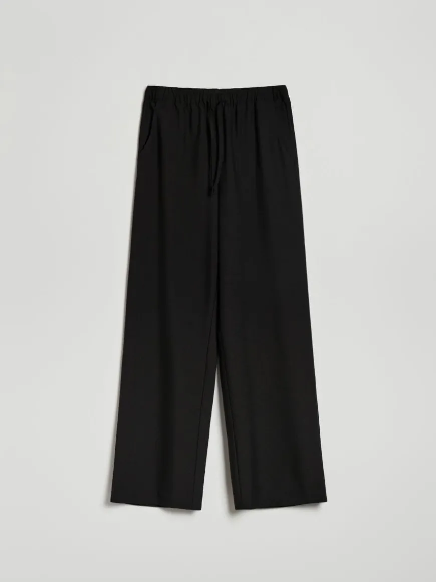 Czarne spodnie wide leg z wysokim stanem