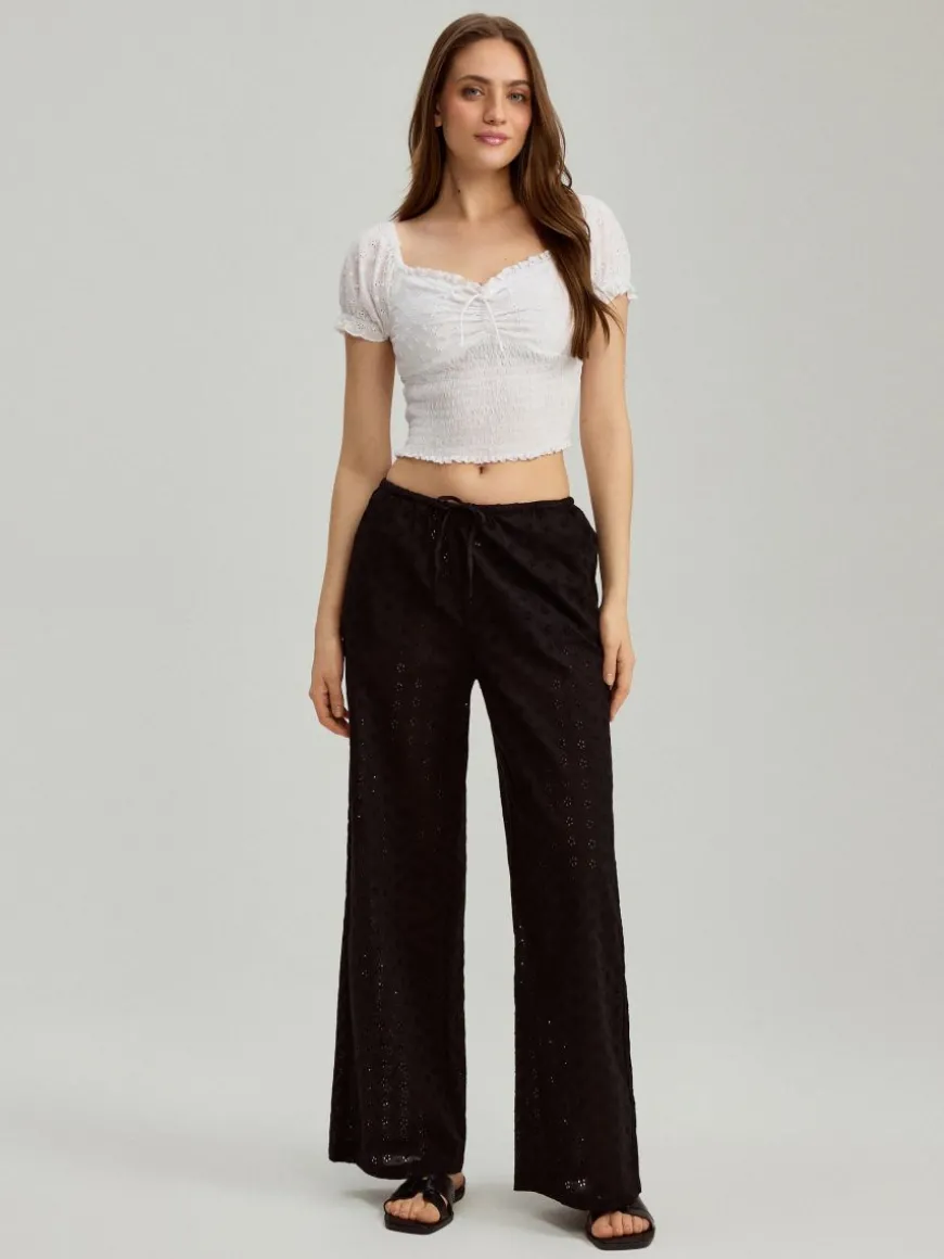 Czarne spodnie wide leg z tkaniny z haftem angielskim