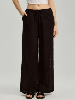 Czarne spodnie wide leg z tkaniny z haftem angielskim