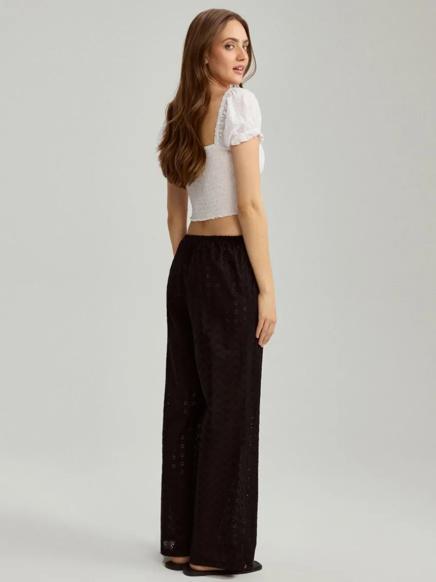 Czarne spodnie wide leg z tkaniny z haftem angielskim