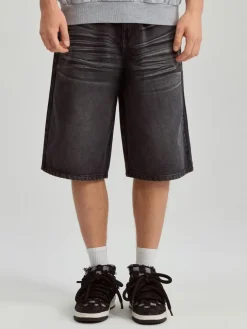 Czarne szorty jeansowe baggy fit z motywem czaszki z tyłu