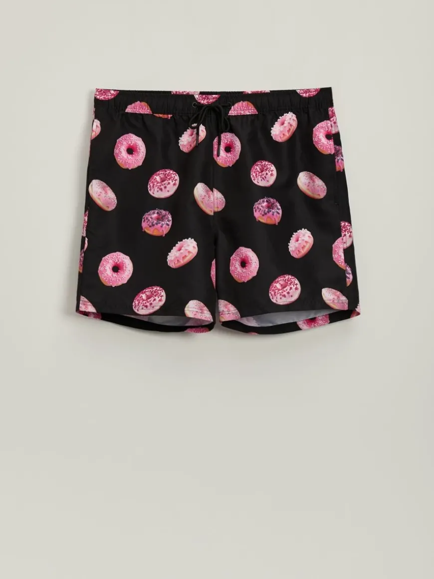 Czarne szorty kąpielowe we wzór donutów