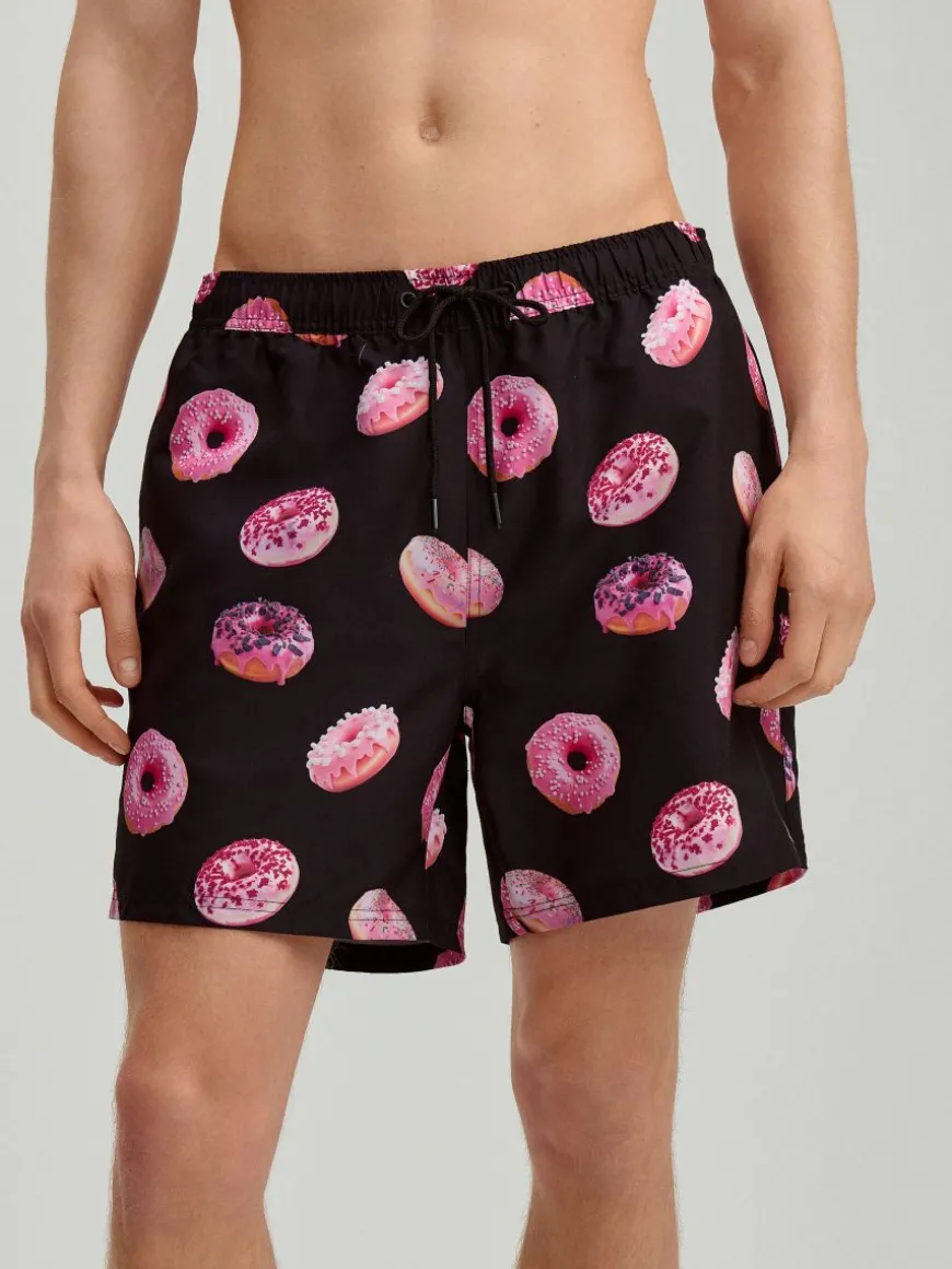 Czarne szorty kąpielowe we wzór donutów