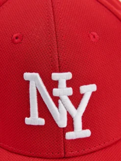 Czerwona czapka z daszkiem i haftem NY