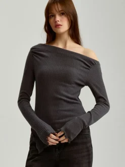 Dopasowany sweter open shoulder w prążki grafitowy