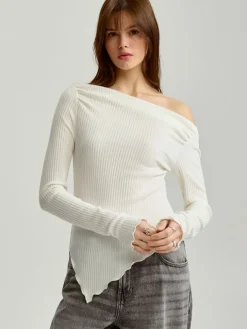 Dopasowany sweter open shoulder w prążki kremowy