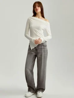 Dopasowany sweter open shoulder w prążki kremowy