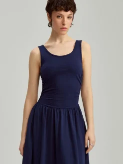 Granatowa sukienka midi fit&flare z kieszeniami