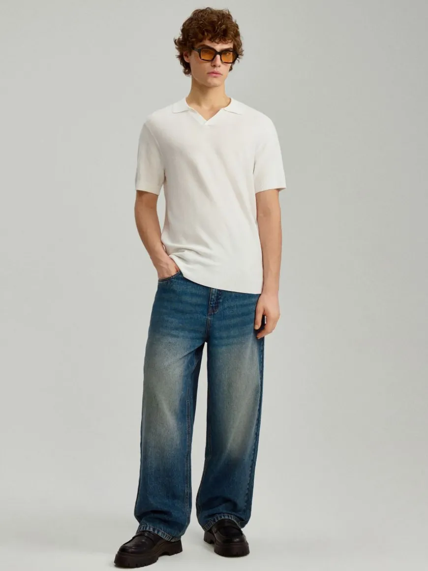 Granatowe jeansy skater fit z przetarciami