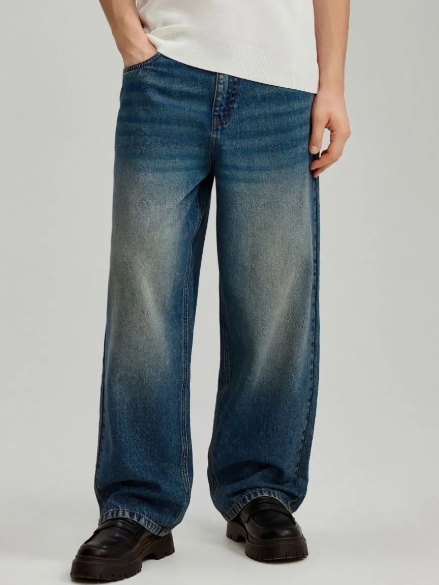 Granatowe jeansy skater fit z przetarciami