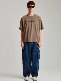 Granatowe jeansy skater fit z kieszeniami cargo
