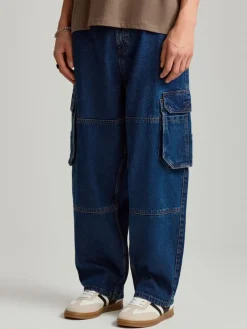 Granatowe jeansy skater fit z kieszeniami cargo