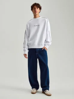 Granatowe jeansy skater fit z kontrastowymi szwami