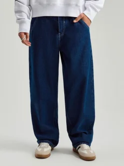 Granatowe jeansy skater fit z kontrastowymi szwami