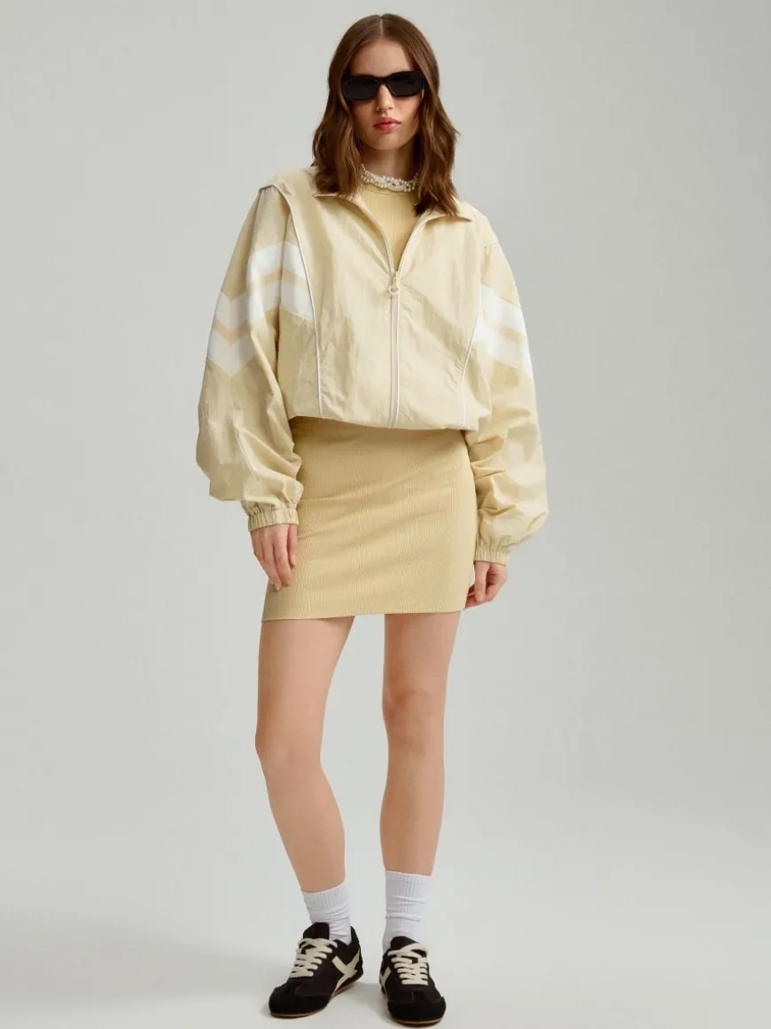 Jasnobeżowa sukienka mini bodycone w prążki