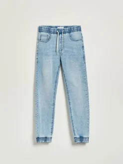 Jasnoniebieskie jeansowe joggery z przetarciami