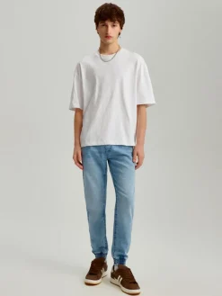 Jasnoniebieskie jeansowe joggery z przetarciami