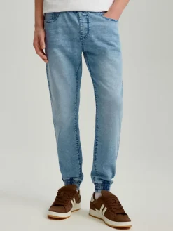 Jasnoniebieskie jeansowe joggery z przetarciami