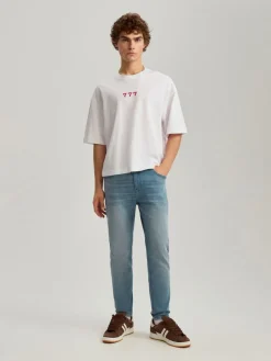 Jasnoniebieskie jeansy carrot fit z efektem sprania