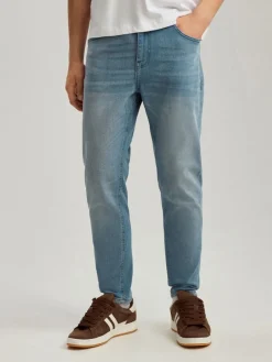 Jasnoniebieskie jeansy carrot fit z efektem sprania