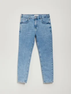 Jasnoniebieskie jeansy carrot fit