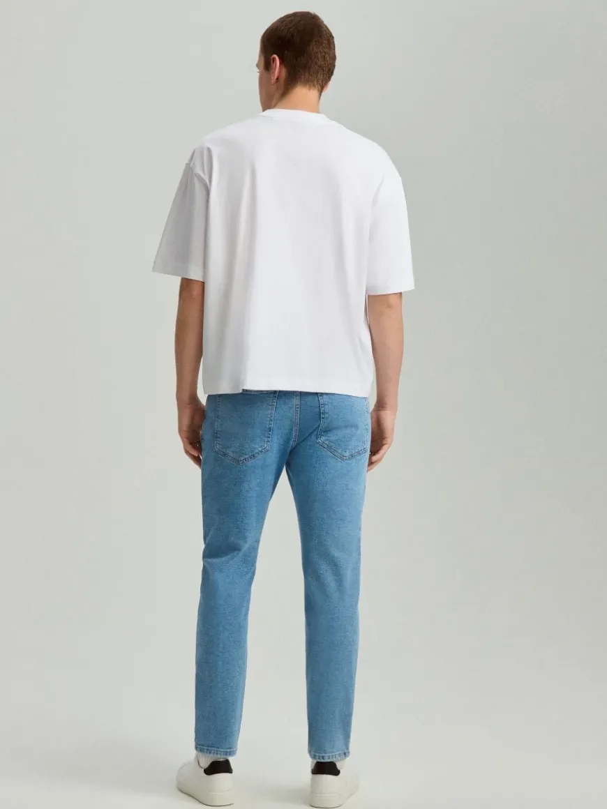 Jasnoniebieskie jeansy carrot fit