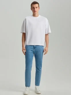 Jasnoniebieskie jeansy carrot fit