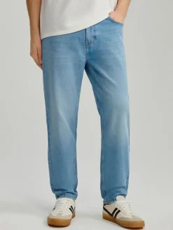 Jasnoniebieskie jeansy carrot fit z efektem sprania