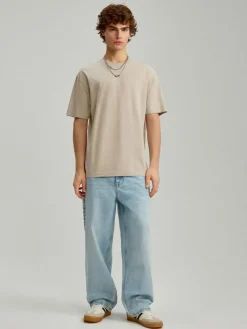 Jasnoniebieskie jeansy skater fit ze skośnymi kieszeniami