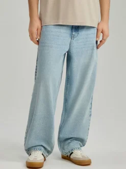 Jasnoniebieskie jeansy skater fit ze skośnymi kieszeniami