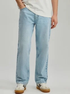 Jasnoniebieskie jeansy straight fit