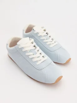 Jasnoniebieskie sneakersy z imitacji zamszu