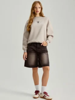 Jasnoszara bluza crewneck z nadrukiem Stronger