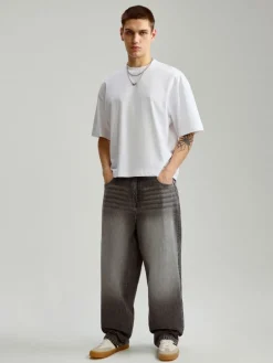 Jasnoszare jeansy skater fit z przetarciami