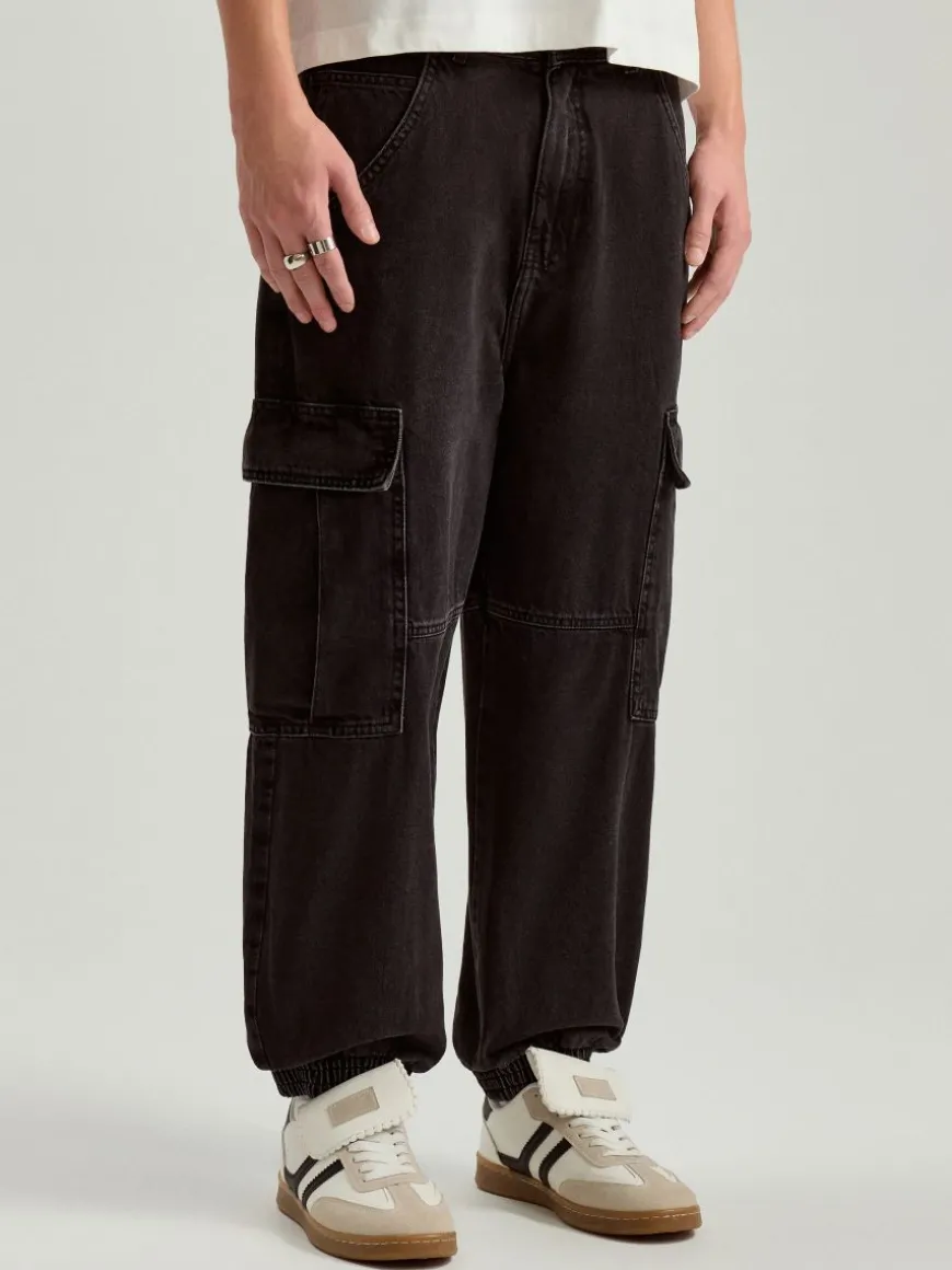 Jeansowe joggery wide leg z kieszeniami cargo