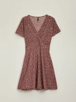 Kopertowa sukienka mini fit&flare w kwiaty czerwona