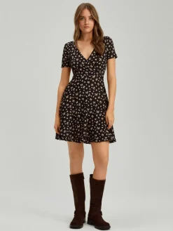 Kopertowa sukienka mini fit&flare w kwiaty czarna