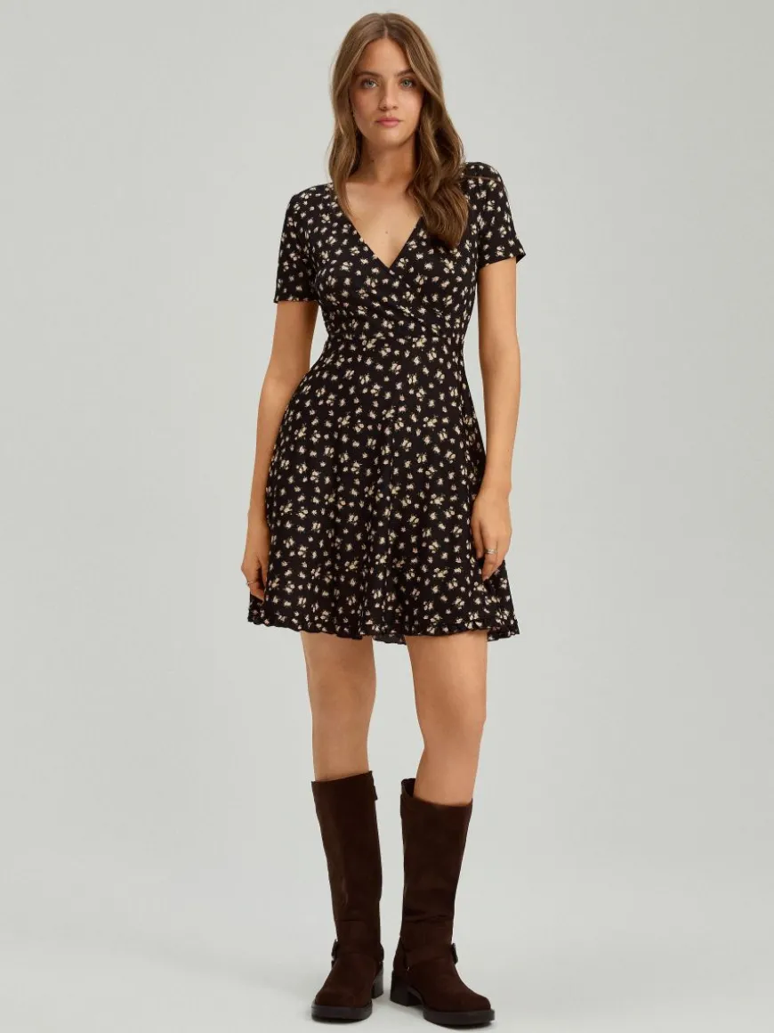Kopertowa sukienka mini fit&flare w kwiaty czarna