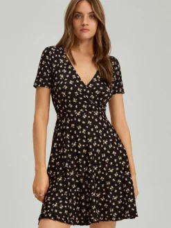 Kopertowa sukienka mini fit&flare w kwiaty czarna