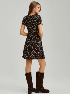 Kopertowa sukienka mini fit&flare w kwiaty czarna