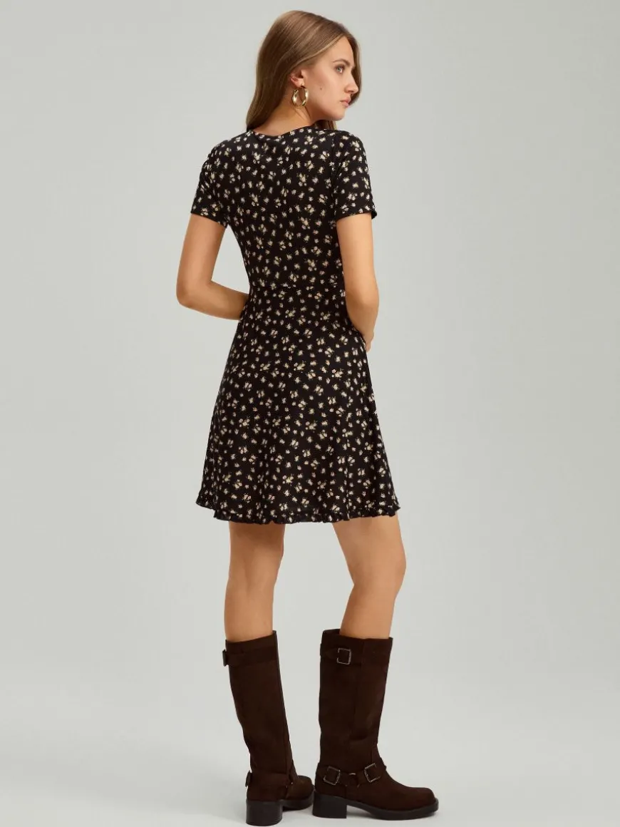 Kopertowa sukienka mini fit&flare w kwiaty czarna
