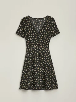 Kopertowa sukienka mini fit&flare w kwiaty czarna