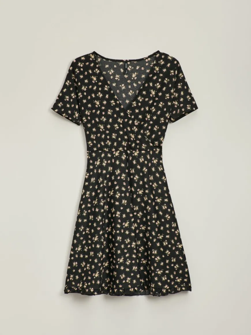 Kopertowa sukienka mini fit&flare w kwiaty czarna