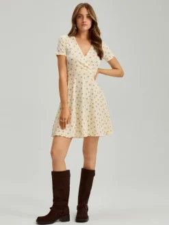 Kopertowa sukienka mini fit&flare w kwiaty żółta